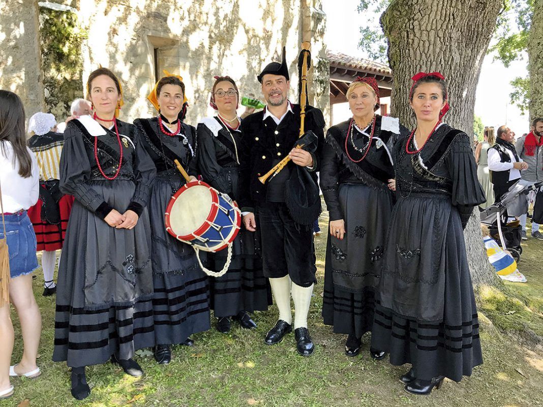 María José Hevia (2ª por la izda.),con varias personas ataviadas con el traje típico de Cabranes