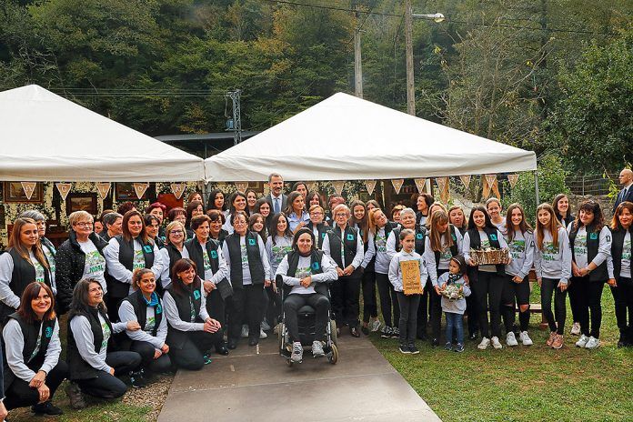 cangas-narcea-asoc-muyeres-moal Mujeres de la Asociación con SS.MM. los Reyes en la entrega del premio Pueblo Ejemplar