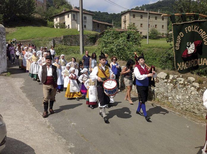 Procesión durante las Fiestas de San Roque de Libardón (Colunga)