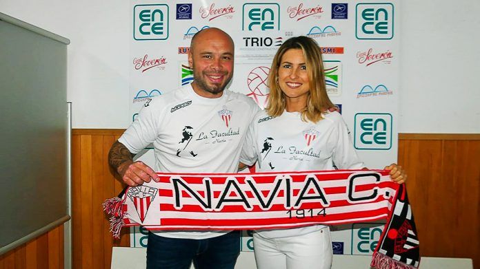 David Álvarez, presidente del Navia Club de Fútbol, con Danae Boronat, presentadora de LaLiga Movistar