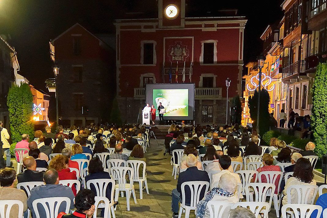 Exposición fotográfica multimedia organizada por el grupo Fotonavia en la Plaza del Ayuntamiento de Navia