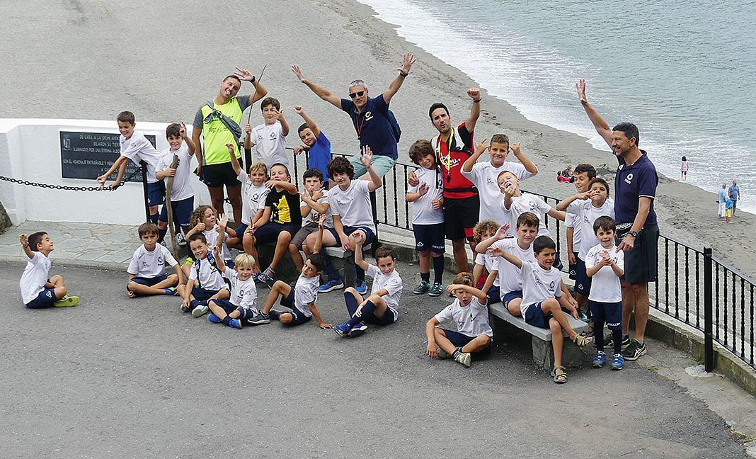 Daniel Pérez, a la dcha. con el entrenador de Fulbito Infa y Lolo Mántaras de ‘Be You. Be Different’, en una actividad con niños del Club