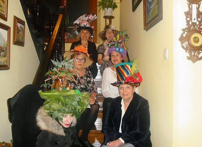 Foto de grupo de La Romanela en Casa Pilita previa a la cena del Sombrero
