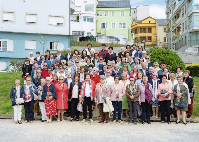foz-amas-de-casa Integrantes de la Asociación Amas de Casa Virxe do Carmen con otras asociaciones en el Día Provincial de las Amas de Casa, en Foz