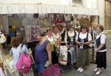 Stand de la Agrupación de Mulleres Artesanas en una feria en Galicia