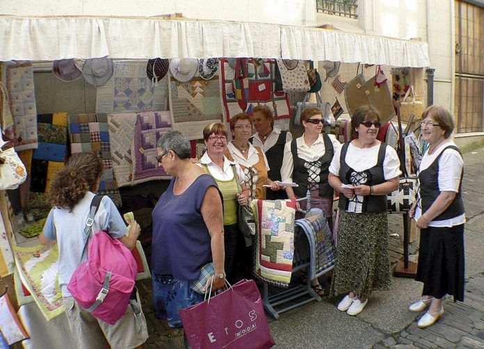 Stand de la Agrupación de Mulleres Artesanas en una feria en Galicia