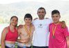 De izda. a dcha., Julia Córdoba, Gerardo González y Antonio Mediante con su entrenador Rubén García en el Campeonato de España de Remo Olímpico