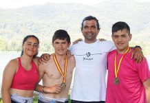 De izda. a dcha., Julia Córdoba, Gerardo González y Antonio Mediante con su entrenador Rubén García en el Campeonato de España de Remo Olímpico