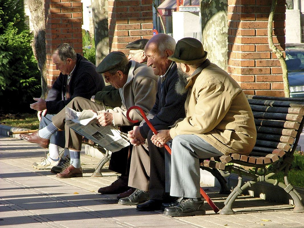 Grupo de ancianos en el parque