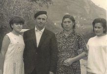 En el centro Maruja con su marido y sus dos hijas: Marina y Geli