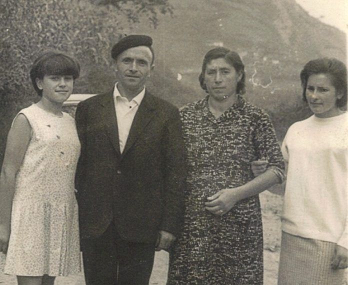 En el centro Maruja con su marido y sus dos hijas: Marina y Geli