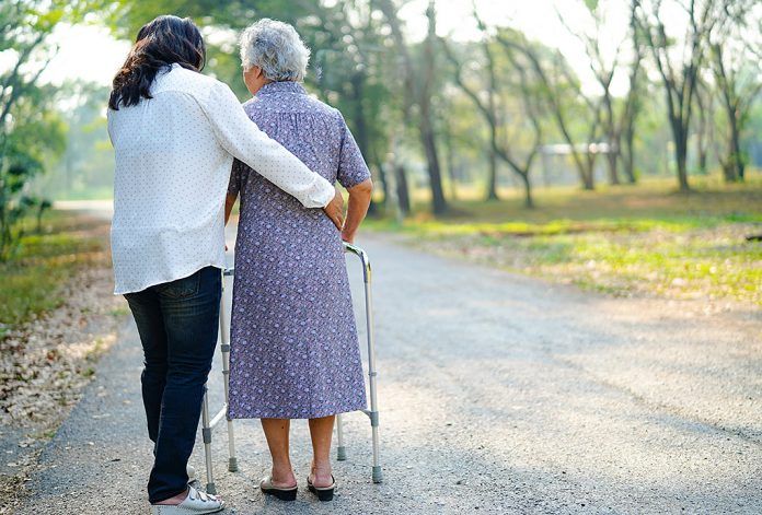 mujer anciana con andador