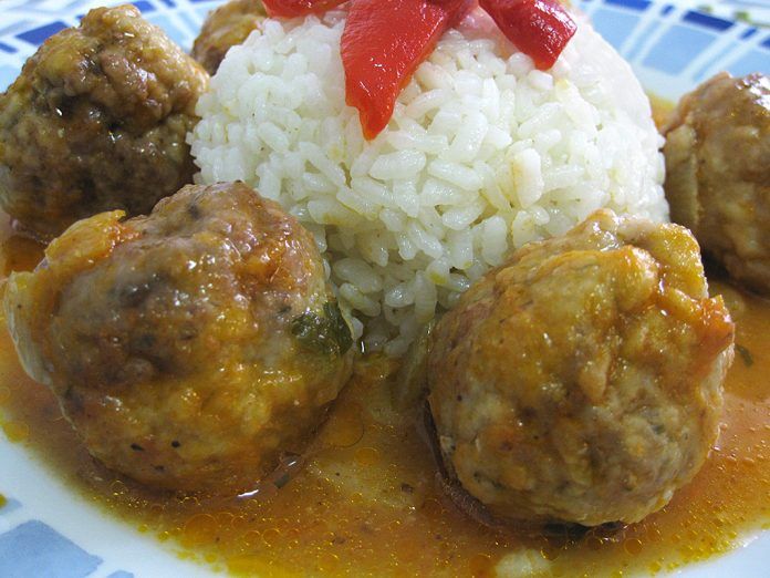 Albóndigas en salsa con arroz blanco