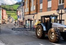 Ganederos de Tineo desinfectando las calles del municipio