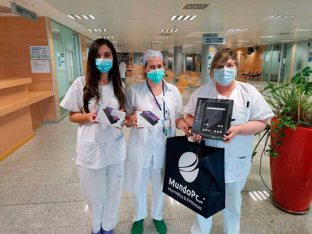 Recepción de las tablets por el personal sanitario del Hospital de Cabueñes (Gijón) donadas por Mundo PC
