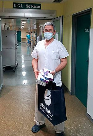 Recepción de las tablets por el personal sanitario del Hospital Valle del Nalón (Riaño) donadas por Mundo PC