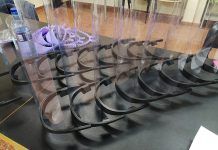 Pantallas con soporte para la visera de la gorra del uniforme de Policía Nacional de Oviedo, realizadas con impresora 3D