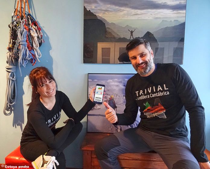 Mónica Quintans y Alejandro Olalla (Cotoya Pindia) con la nueva aplicación de montaña