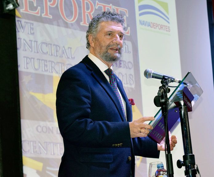ignacio-garcia-palacios Ignacio García Palacios, alcalde de Navia, dirigiéndose al público durante una Gala del Deporte