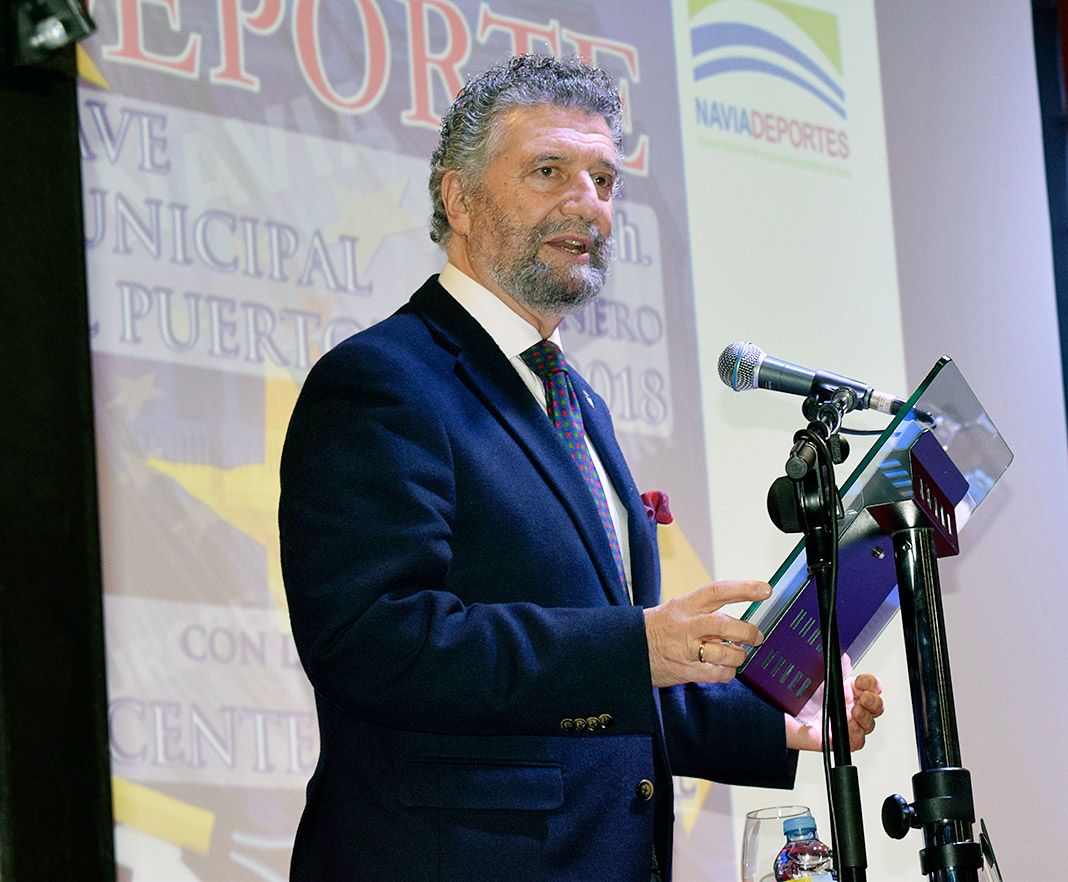 Ignacio García Palacios, alcalde de Navia, dirigiéndose al público durante una Gala del Deporte