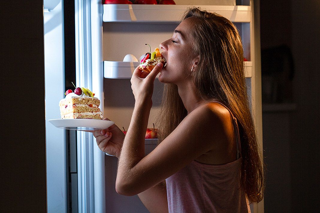 Mujer comiendo tarta