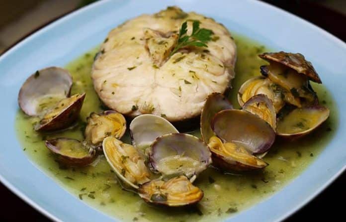 Merluza en salsa verde y shiitake al Albariño en preparación
