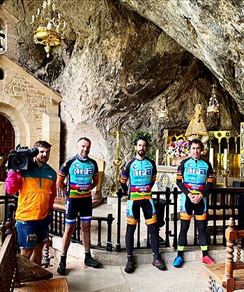 Expedición "la Asturias post Confinamiento". Fin de etapa 1 ante la Santina, en Covadonga. Le acompañan Borja Hevia (Operador de cámara), David Alba (Alvemaco) y Ferchi Torre (mecánico ciclista)