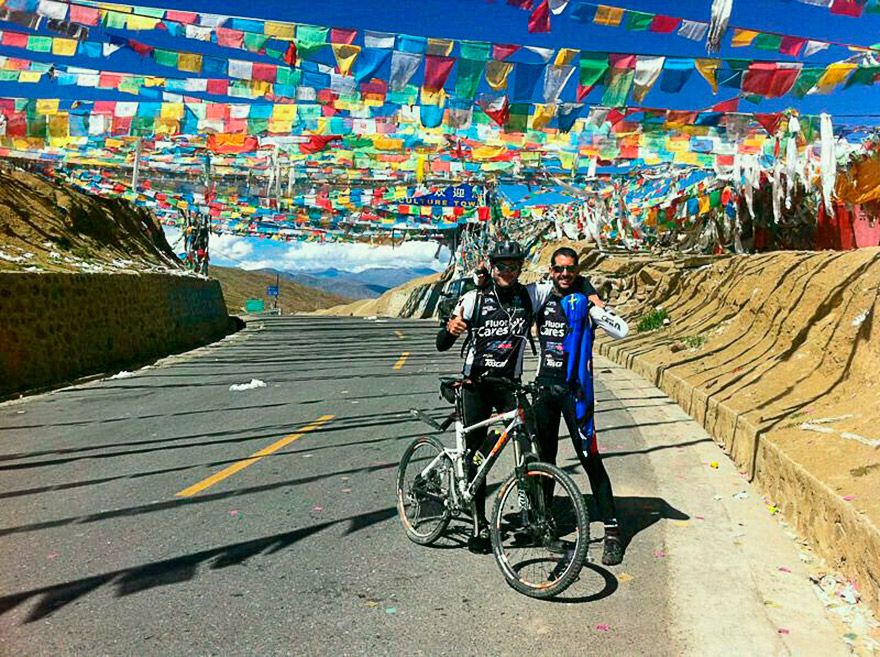 Marco Rodríguez en la travesía Lhasa-Katmandú con su amigo Luis Gil