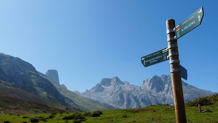 Naranjo de Bulnes y Neverón de Urriellu desde Collado Pandébano