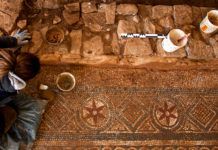 Restauración del mosaico en el yacimiento de La Estaca en Las Regueras