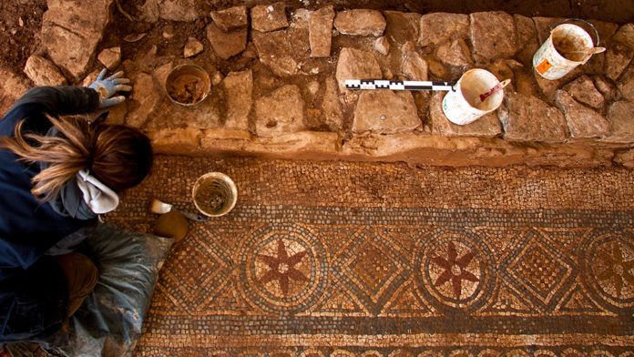 Restauración del mosaico en el yacimiento de La Estaca en Las Regueras