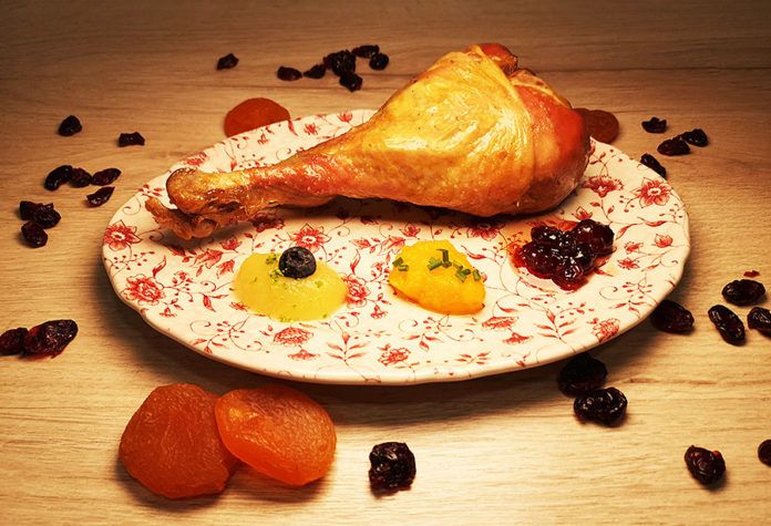 Receta de pavo asado al estilo americano con salsa de arándanos y crema de calabaza Receta de pavo asado al estilo del día de Acción de Gracias con salsa de arándanos y crema de calabaza