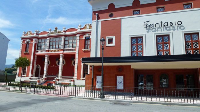 Cine Fantasio y Casino de Navia
