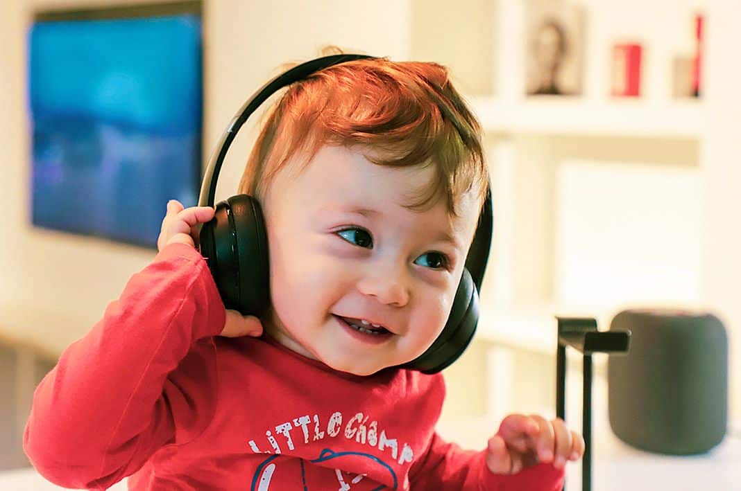 Niño pequeño escuchando música