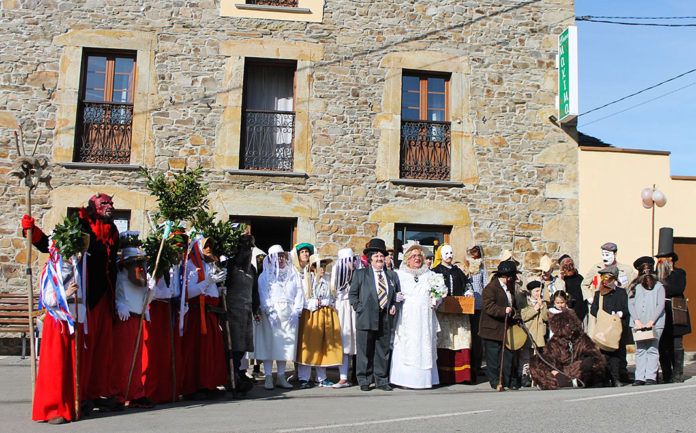 Foto de familia de los Guilandeiros de Tinéu