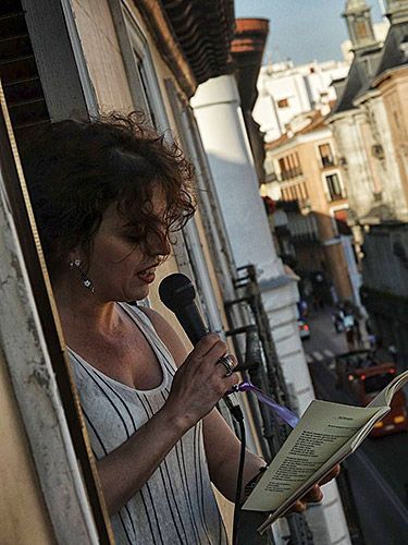 Laura Casielles en un acto poético celebrado en Madrid que consistía recitar poemas desde un balcón