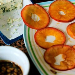Milhojas de manzana y queso de La Peral con salsa de sidra y nueces