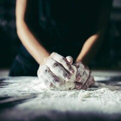 Mujer amasando pan