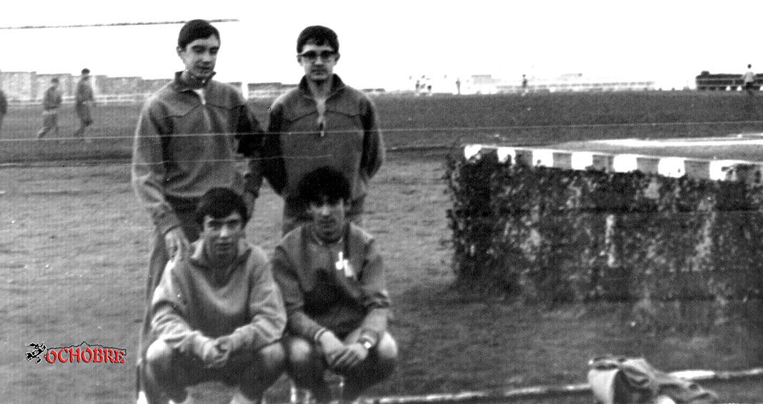 Cuatro de los muy buenos atletas que dio Langreo: de pie y de izquierda a derecha Toni Mazola, José Luis Cadenas, y agachados Ángel Canga y Javier R. Ordax en la pista de ceniza del Cristo de Oviedo, aproximadamente en 1968