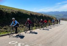 Ciclistas en la subida al puerto del Acebo (Cangas del Narcea)