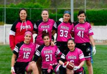 Raquel Agúndez, abajo y en el centro, con otras componentes del equipo de flag football Foxes 82