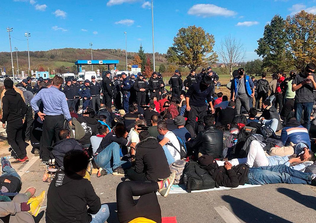 Manifestantes esperan frente a la línea policial en el puesto fronterizo oficial de Maljevac, entre Croacia y Bosnia y Herzegovina. Foto cedida por No Name Kitchen