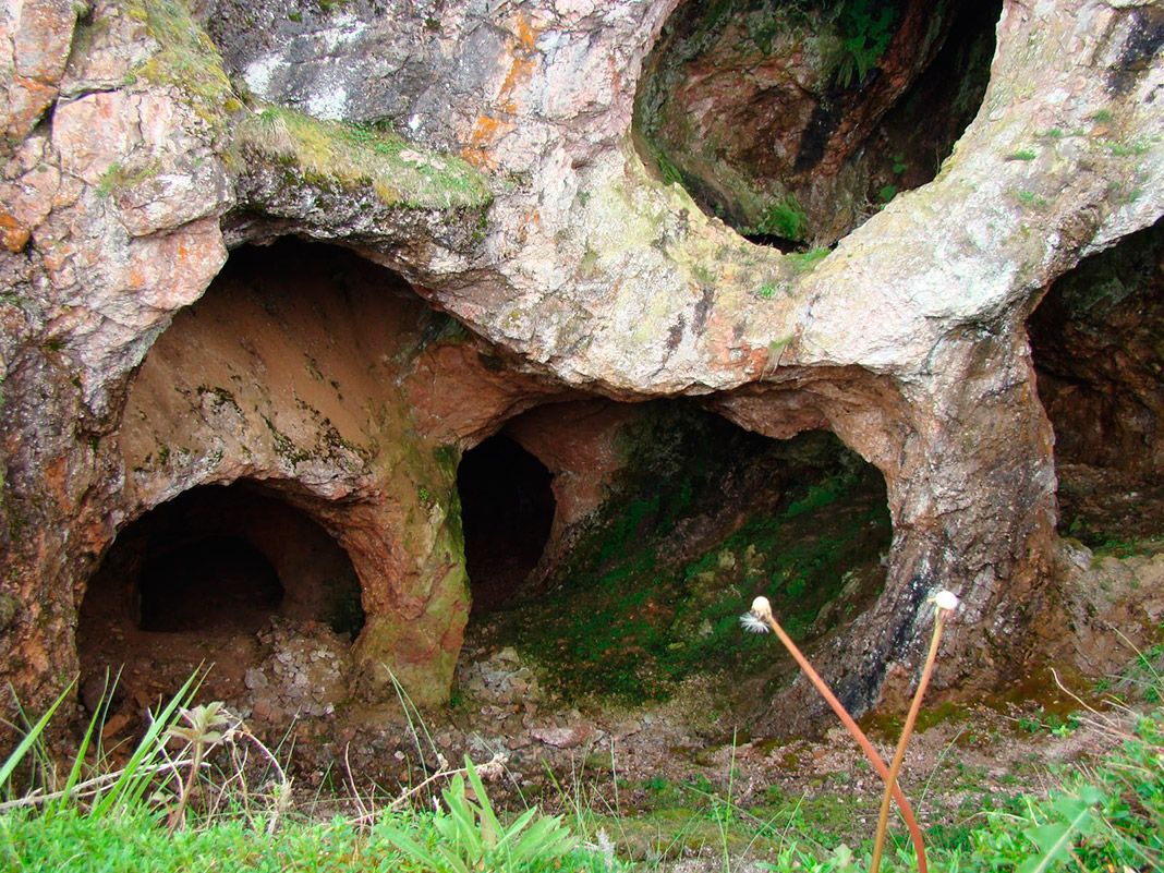 Mina Prehistórica de Texeo. El Socavón, en la Campa Les Mines. Foto de José Luis Cabo Sariego, cronista oficial de Riosa