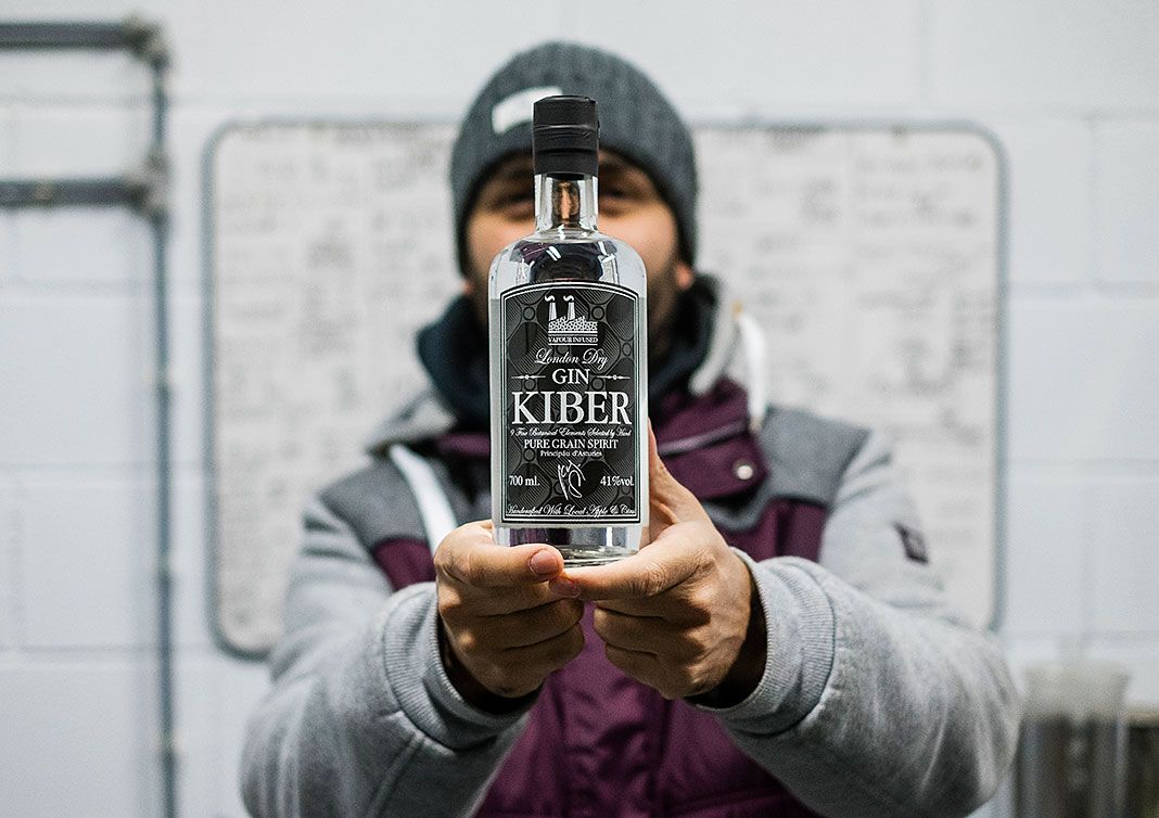 Gin Kiber, ginebra elaborada en la microdestilería de Sergio Carpio, en la cuenca minera asturiana