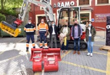 La alcaldesa de Riosa, Ana Díaz (en el centro), con concejales y operarios del Ayuntamiento.