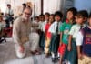 Armando Menéndez, Fundación DAF, Armando Menéndez con los más pequeños del St. Mary’s Convent School (India)
