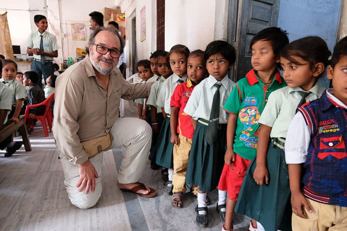 Armando Menéndez, Fundación DAF, Armando Menéndez con los más pequeños del St. Mary’s Convent School (India)