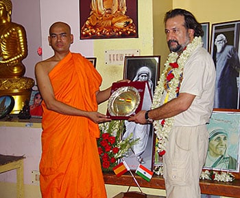 Armando Menéndez (Fundación DAF) con el monje BUDDHA PRIYA