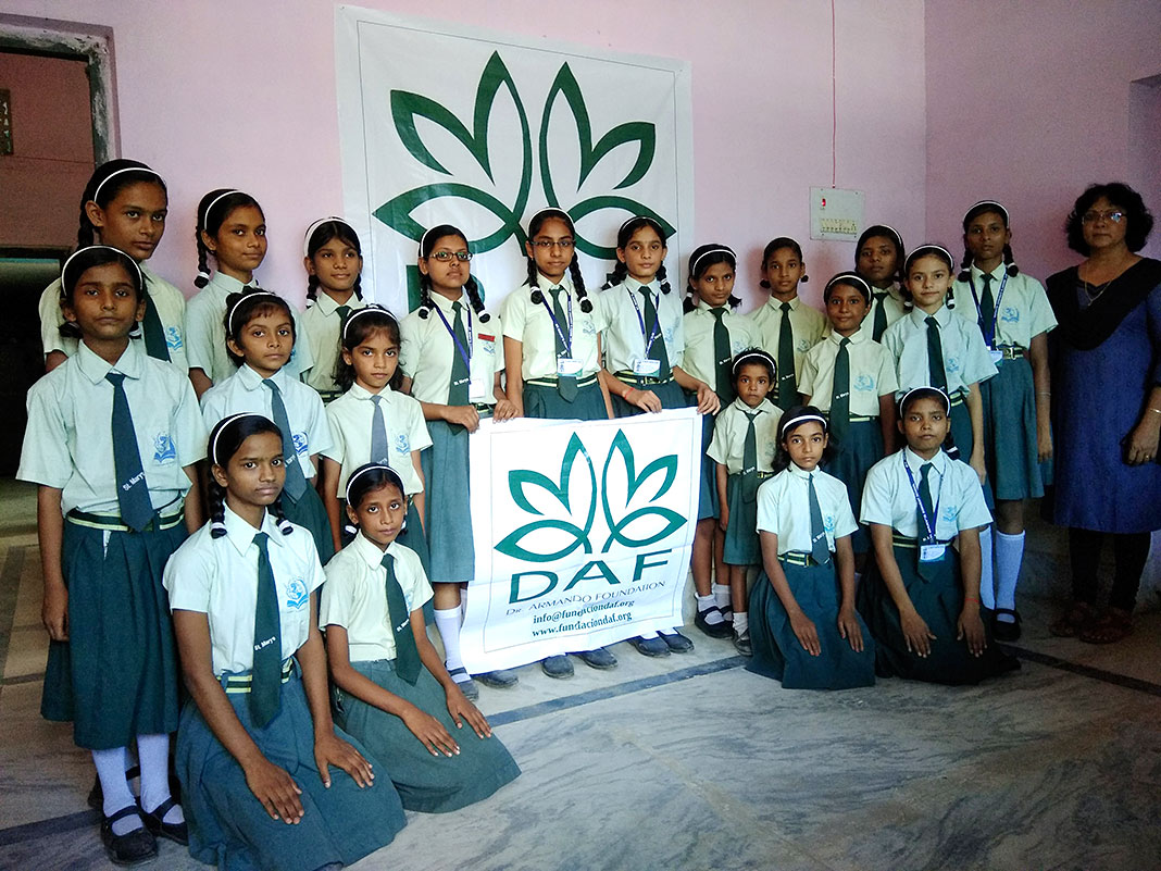 Estudiantes del St. Mary´s Convent School (India)