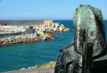 Escultura de La Muyerina en el puerto de Llanes